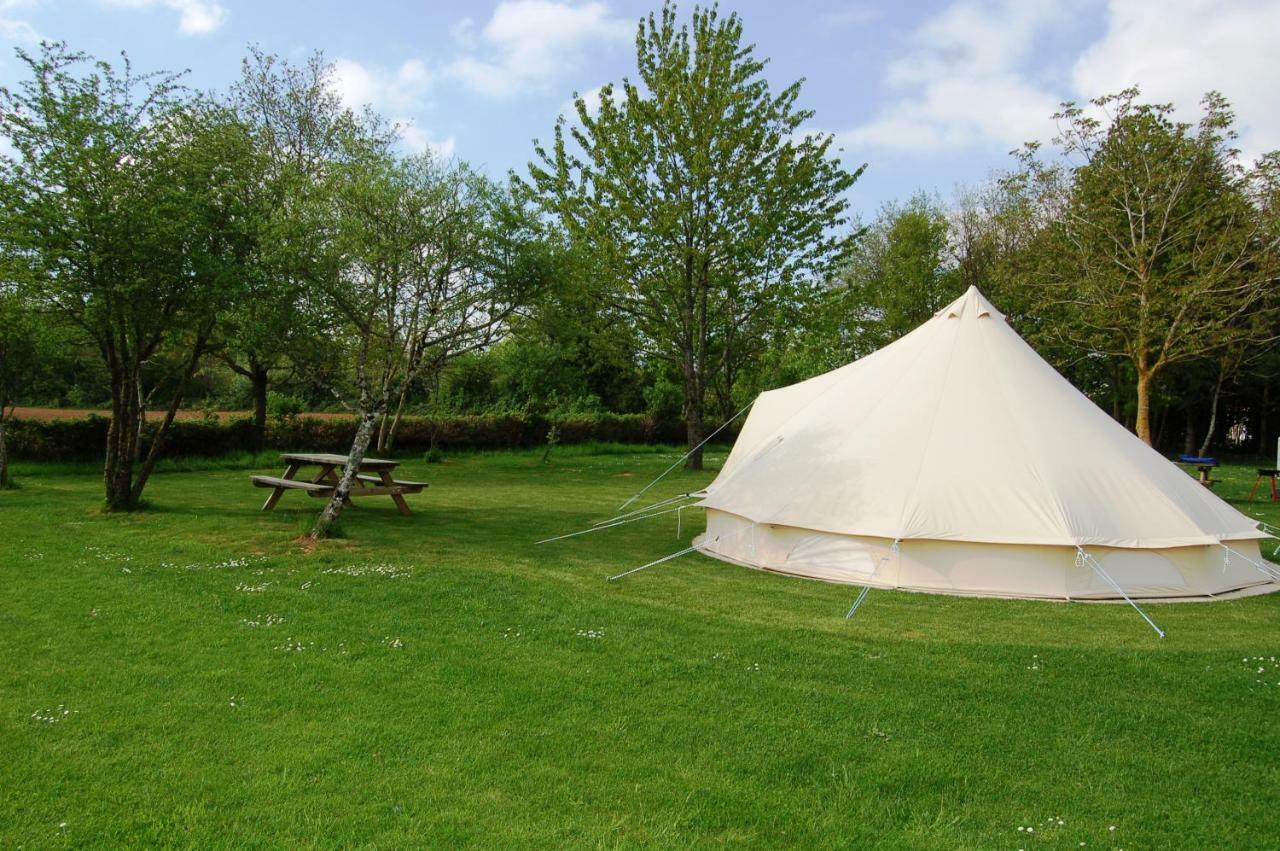 Camping La Forêt de Tessé Exterior foto