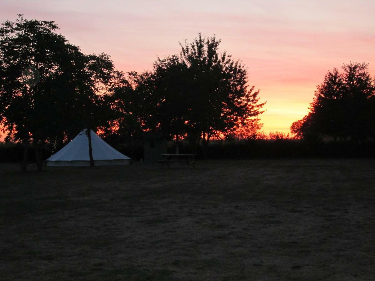 Camping La Forêt de Tessé Exterior foto
